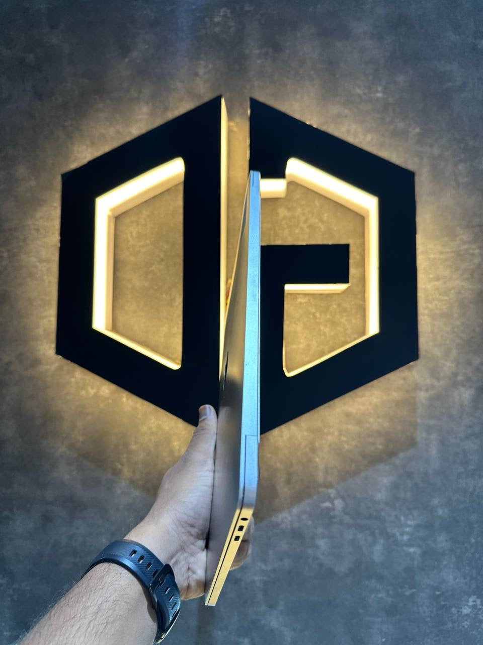 Apple MacBook Pro 2017 13 Inch I5 8+256GB - SILVER - Code (HHV2L) - The Digital Hub