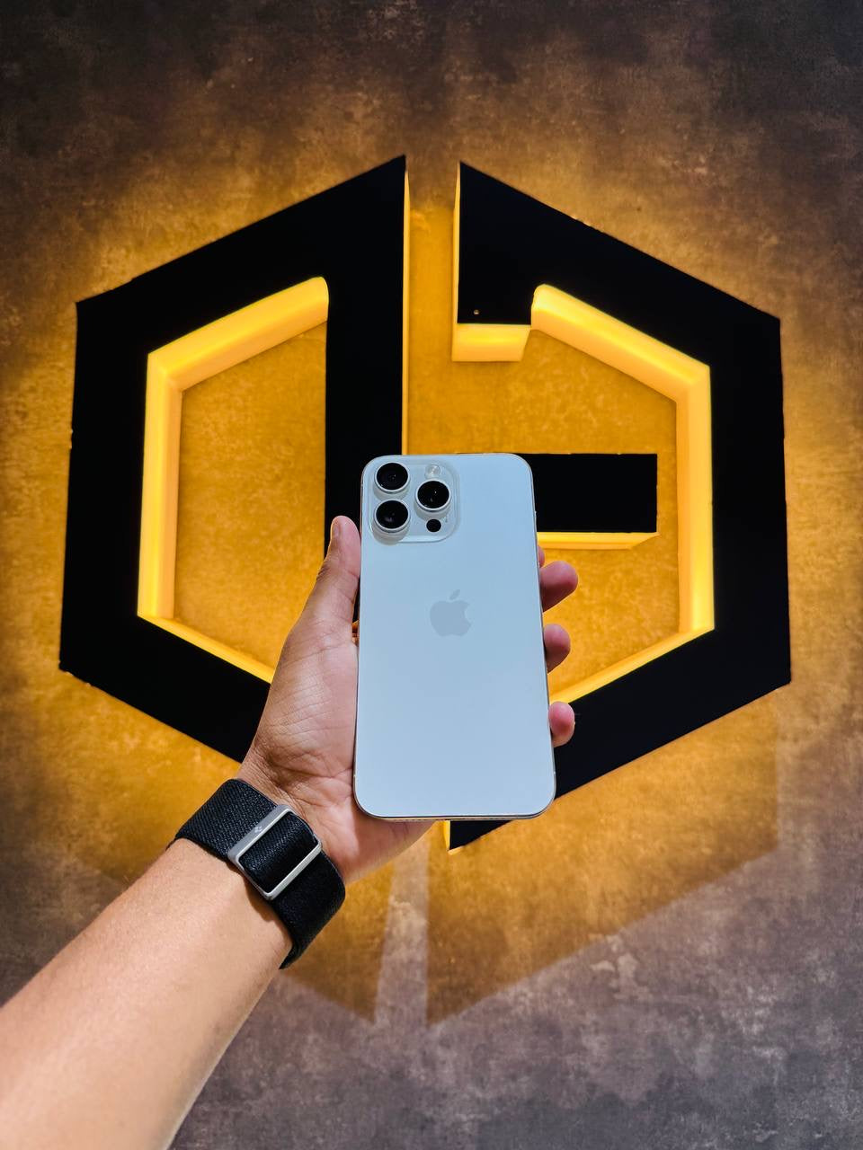 Apple iPhone 15 Pro Max 256GB - WHITE - Code (09484) - The Digital Hub