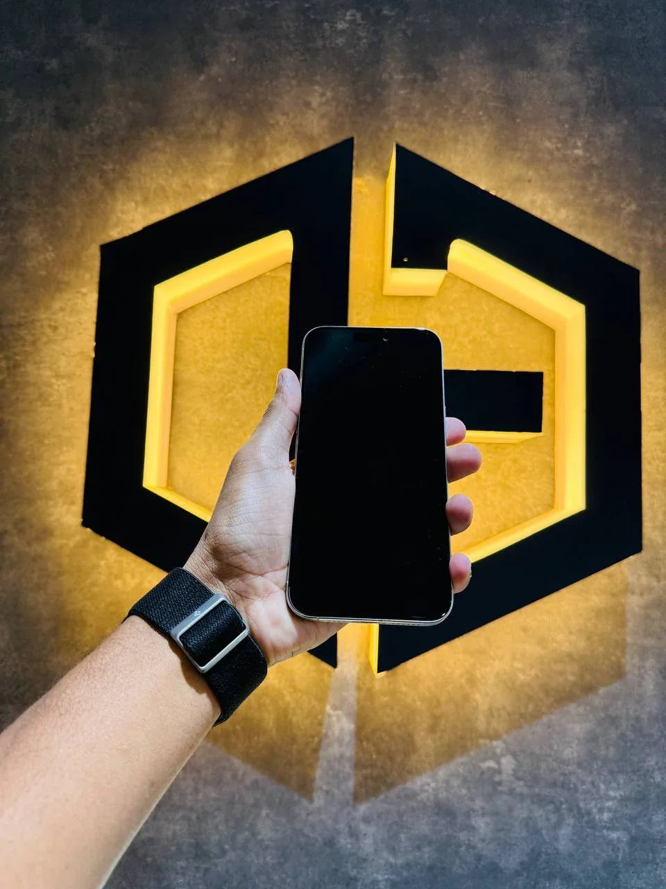 Apple iPhone 15 Pro Max 256GB - WHITE - Code (09484) - The Digital Hub