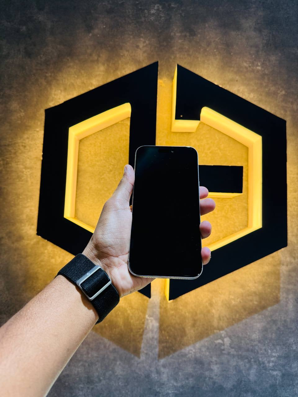 Apple iPhone 15 Pro Max 256GB - WHITE - Code (09484) - The Digital Hub