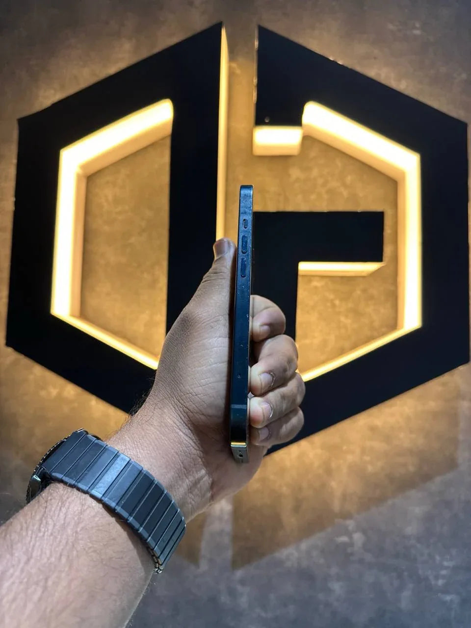 Apple iPhone 13 128GB - BLACK - Code (59413) - The Digital Hub