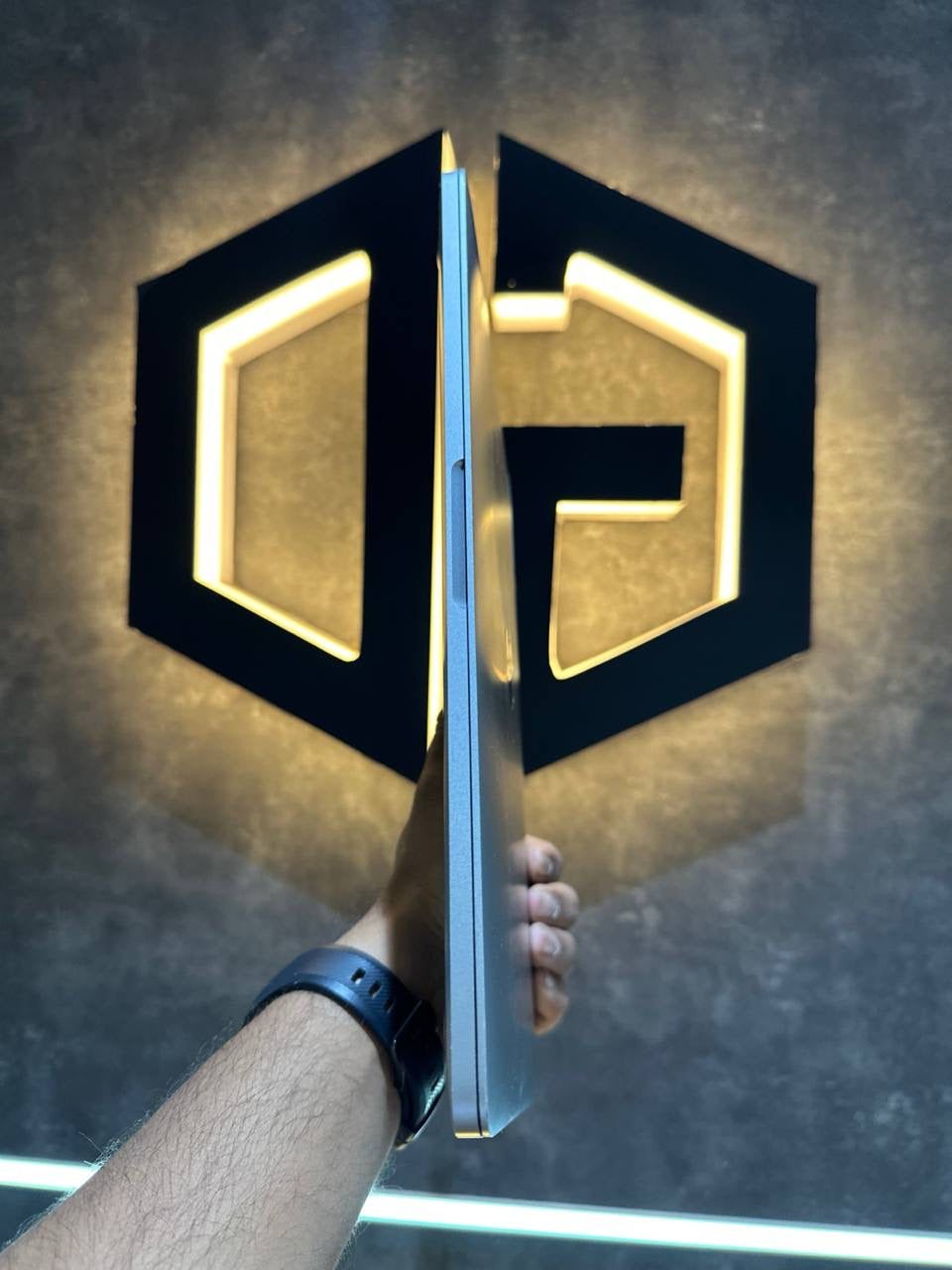 Apple MacBook Pro 2017 13 Inch I5 8+256GB - SILVER - Code (HHV2L) - The Digital Hub