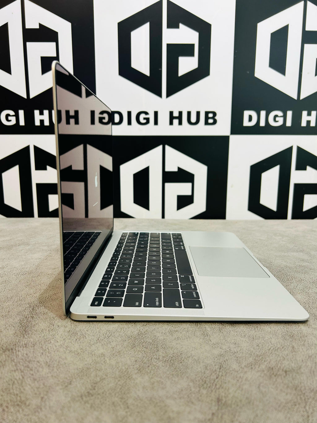 Apple Macbook Air 8+256Gb - Silver - Item Code (Llywk)