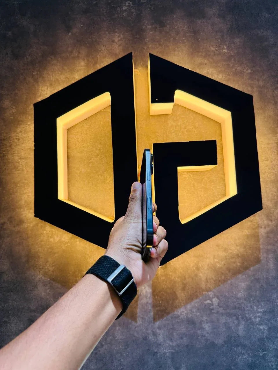 Apple iPhone 16 Pro 256GB - BLACK - Code (26139) - The Digital Hub