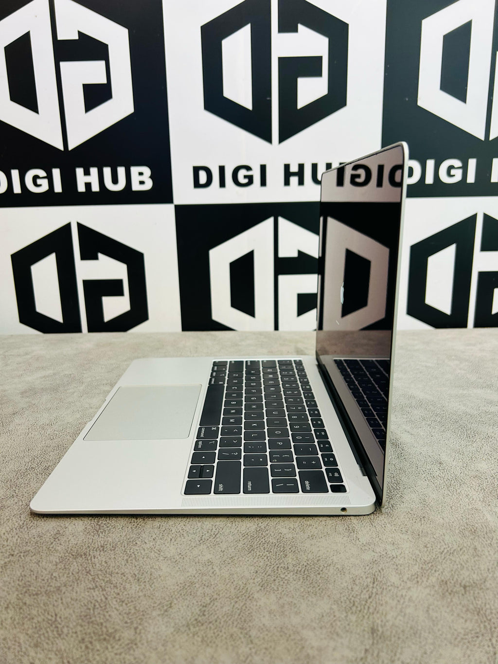 Apple Macbook Air 8+256Gb - Silver - Item Code (Llywk)