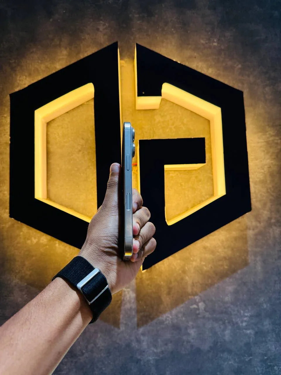 Apple iPhone 16 Pro 256GB - NATURAL TITANIUM - Code (17102) - The Digital Hub