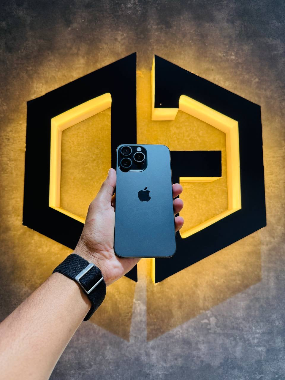 Apple iPhone 15 Pro Max 256GB - BLACK - Code (53946) - The Digital Hub