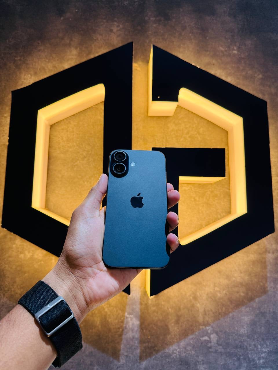 Apple iPhone 16 256GB - BLACK - Code (73497)