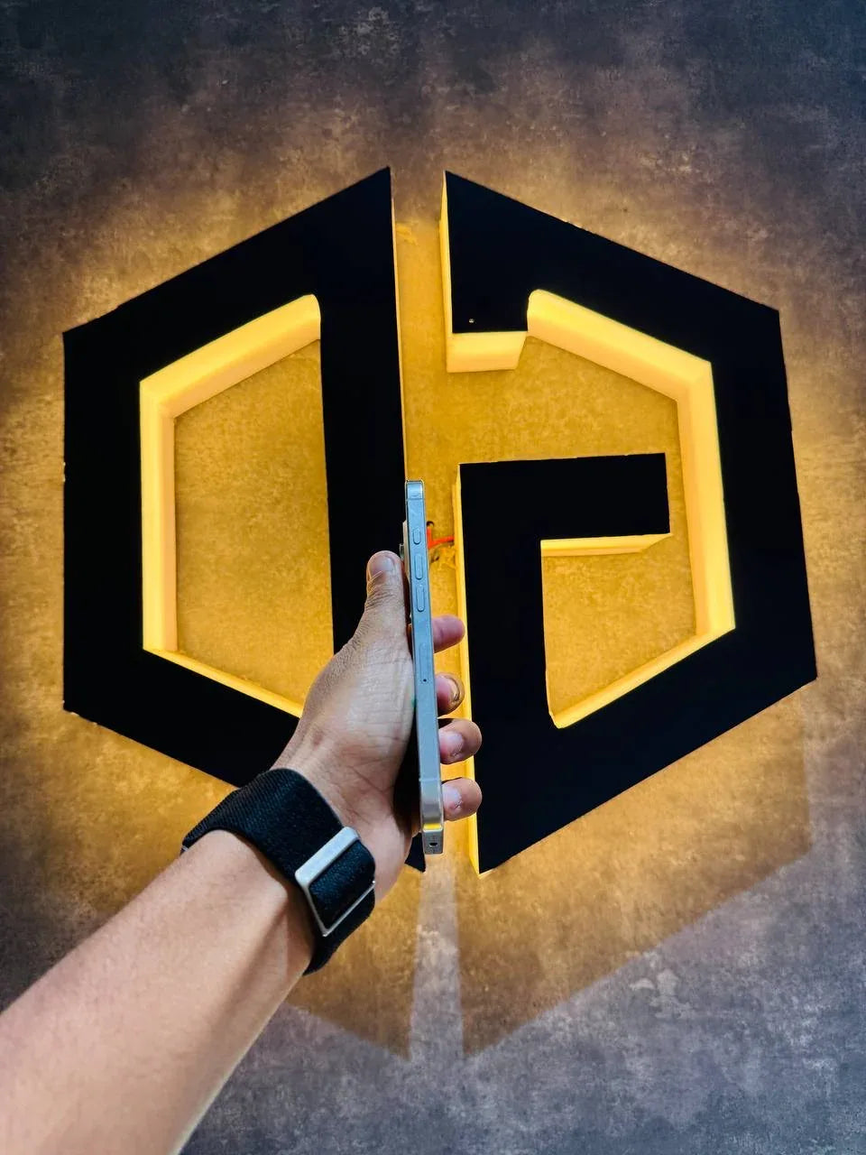 Apple iPhone 16 Pro 256GB - WHITE - Code (39835) - The Digital Hub