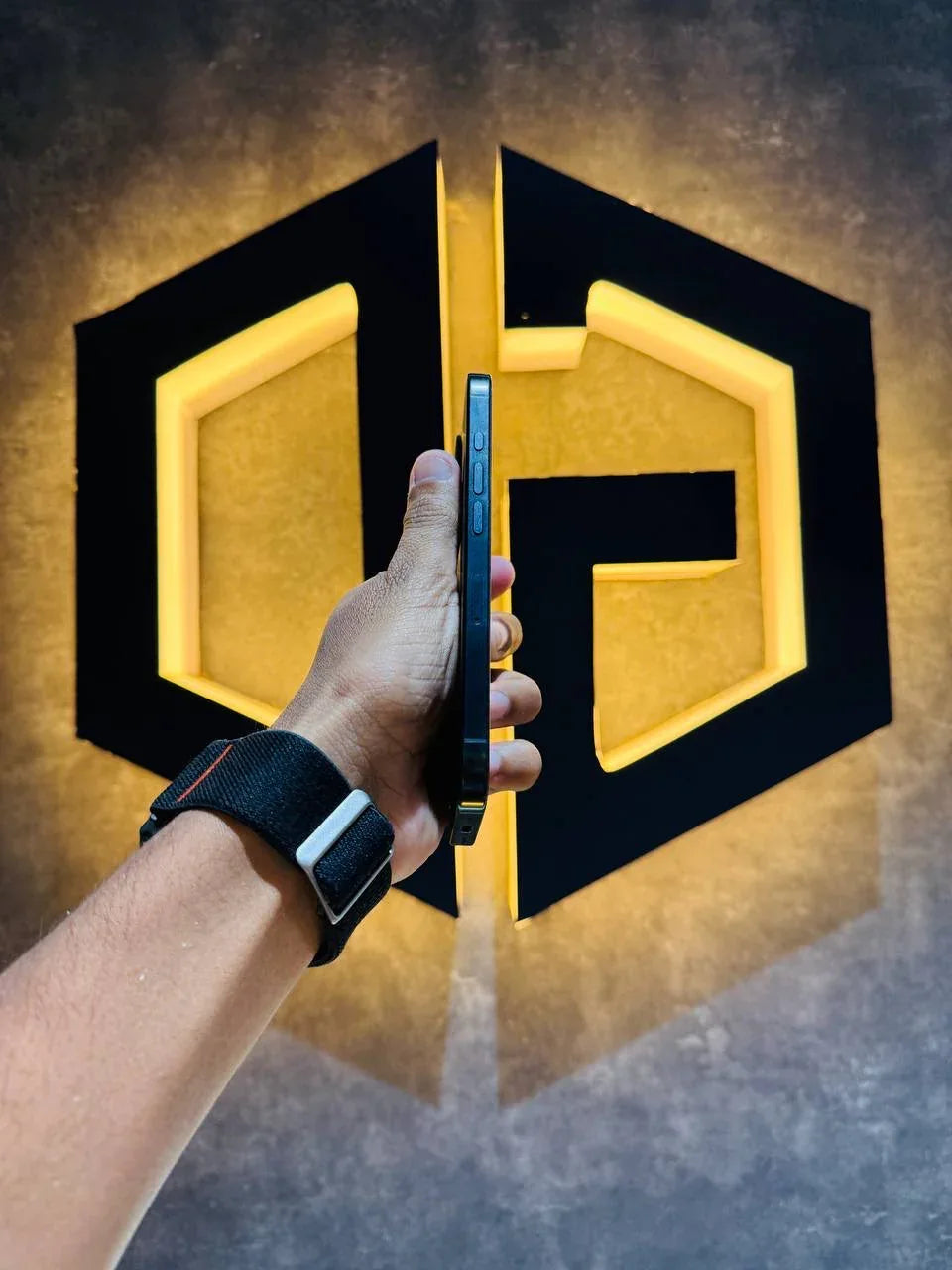 Apple iPhone 16 Pro 256GB - BLACK - Code (12014) - The Digital Hub